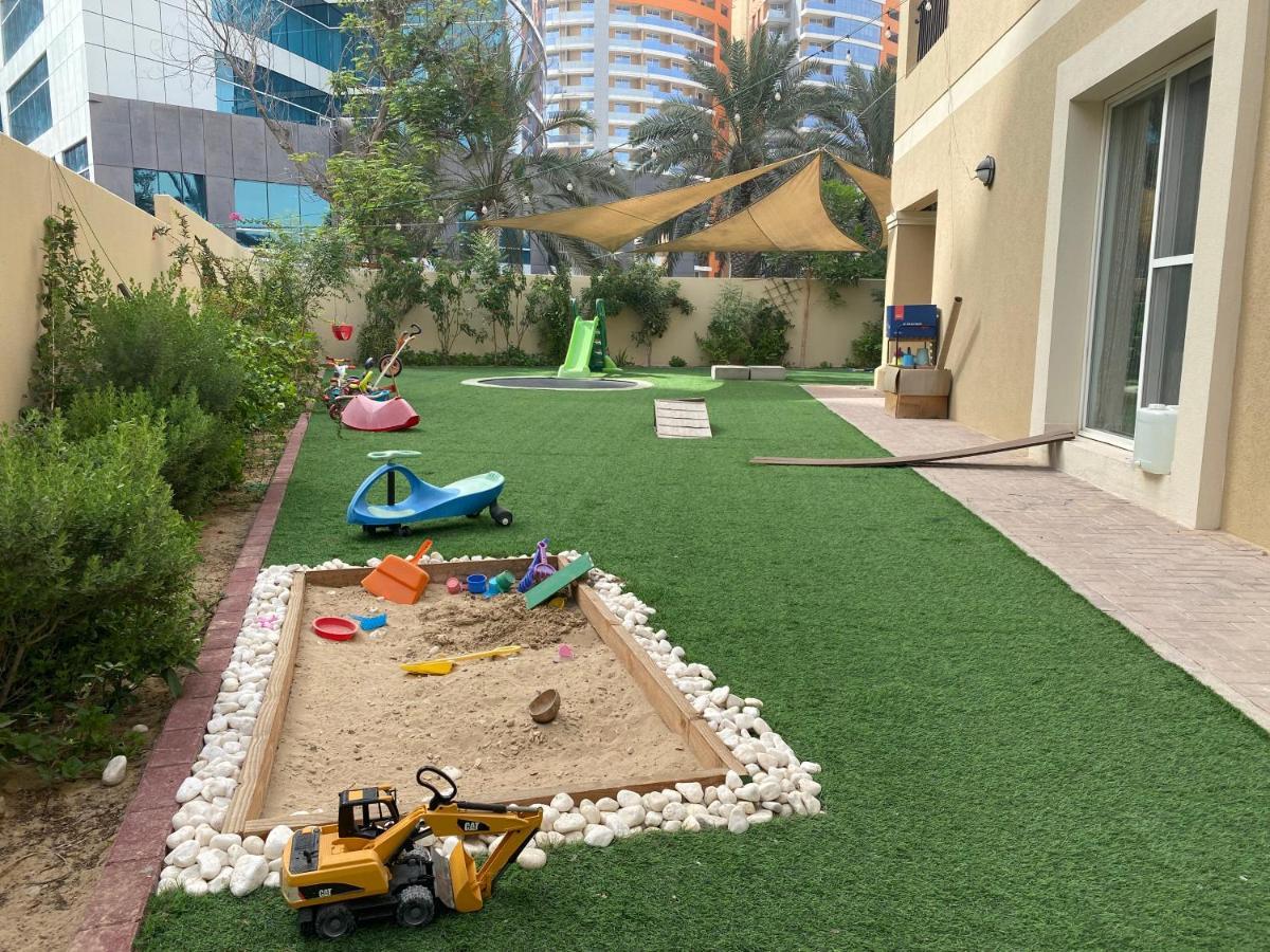 Spacious 4-Bedroom Villa, Children Friendly Dubaj Kültér fotó