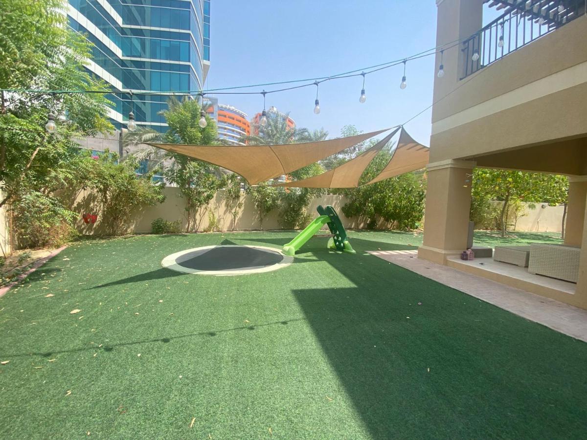 Spacious 4-Bedroom Villa, Children Friendly Dubaj Kültér fotó